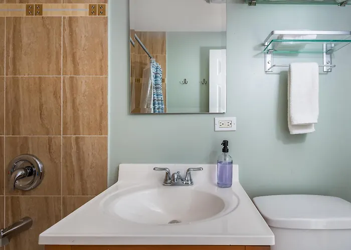 The Bright Retreat In Andersonville * Chicago